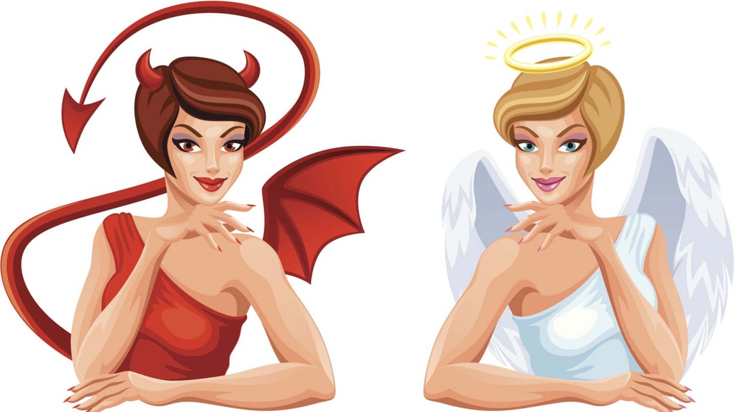 Ангел и дьявол на плечах девушки