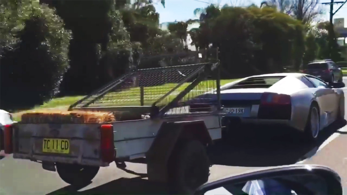 VIDEO: Lamborghini s vozíkem?! Neuvěříte, co veze – Autosalon | Prima Cool