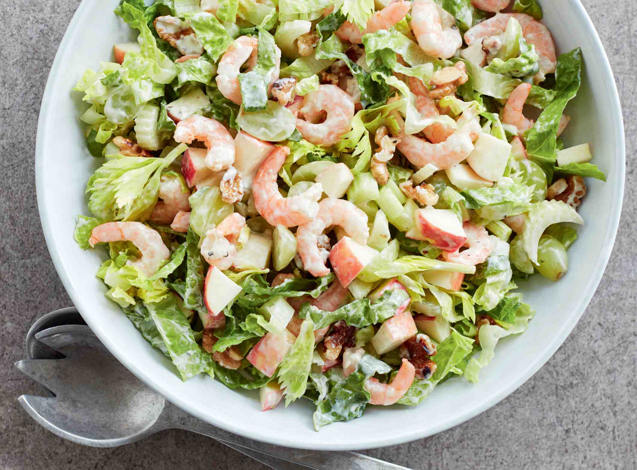 Салат с морепродуктами. Салат с креветками и авокадо. Сельдерей с морепродуктами. Креветки с цукини. Сельдерей с морепродуктами.