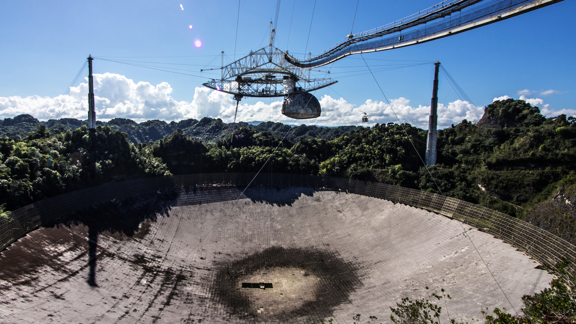 Disk radioteleskopu Observatoře Arecibo v roce 2012