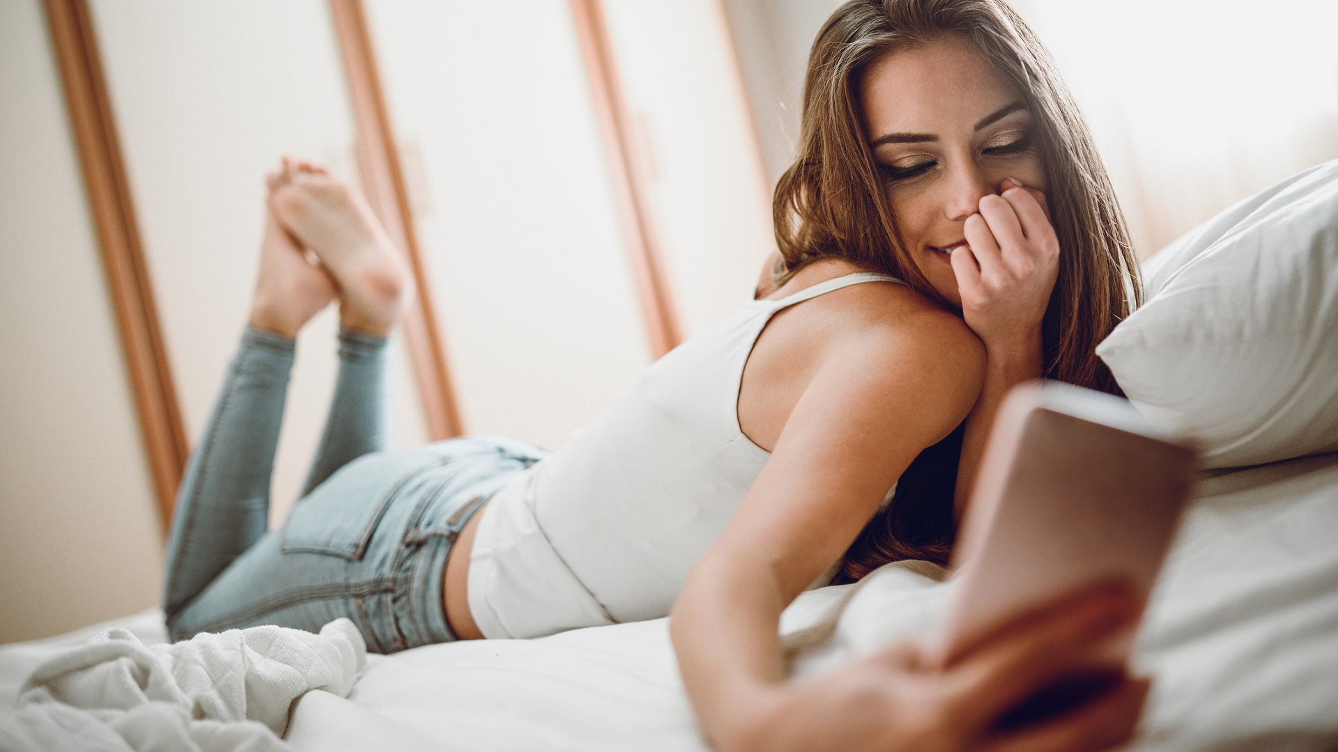 Ví tato dívka o všech rizicích seznamování online?