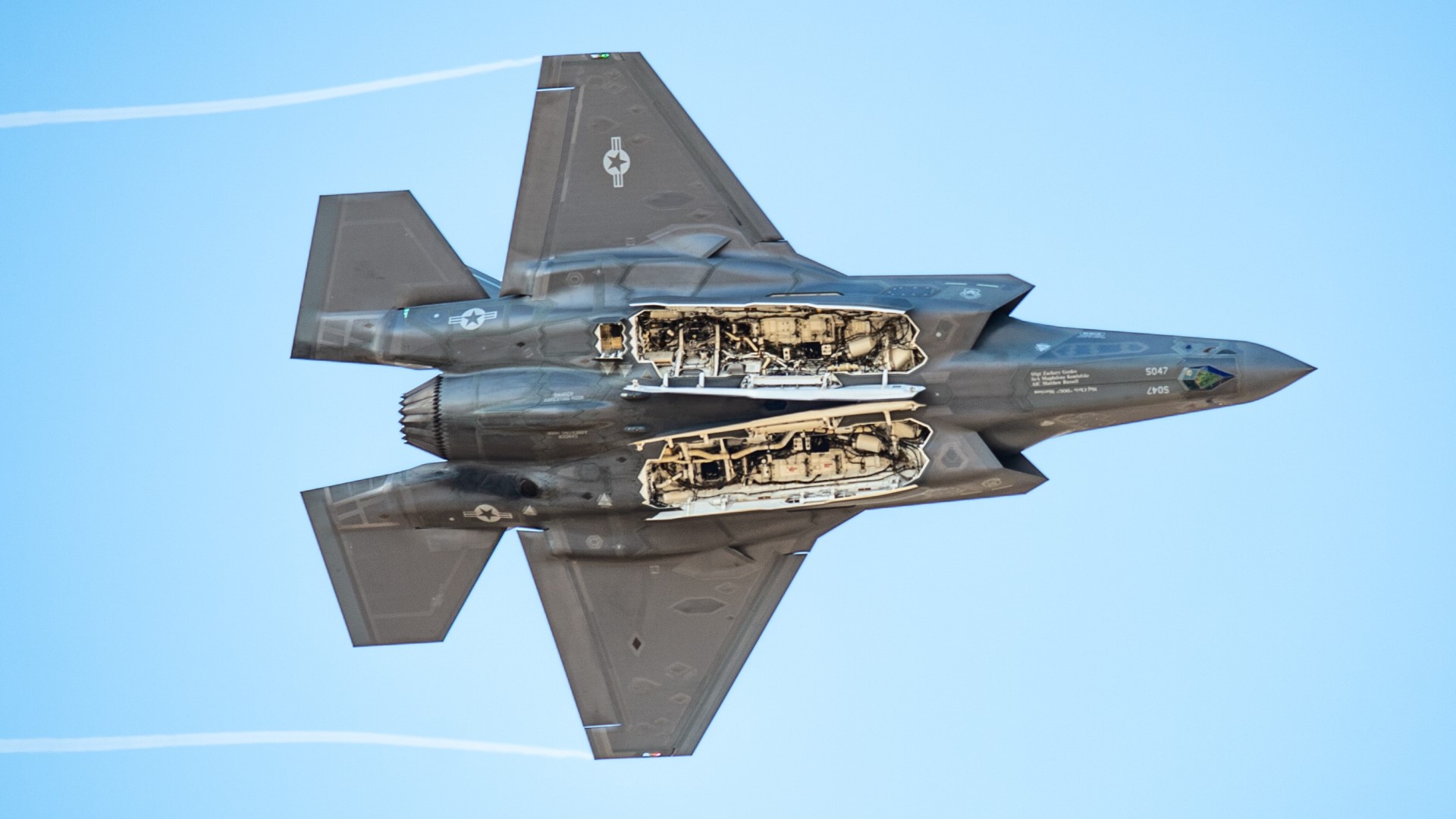F-35A s otevřenou pumovnicí