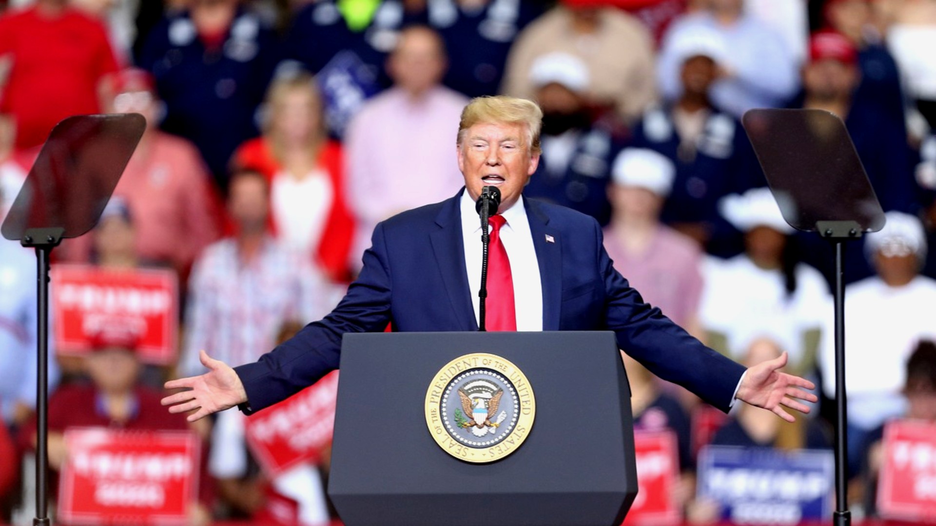 Donald Trump ve svém přirozeném prostředí. Mezi davem skalních příznivců.