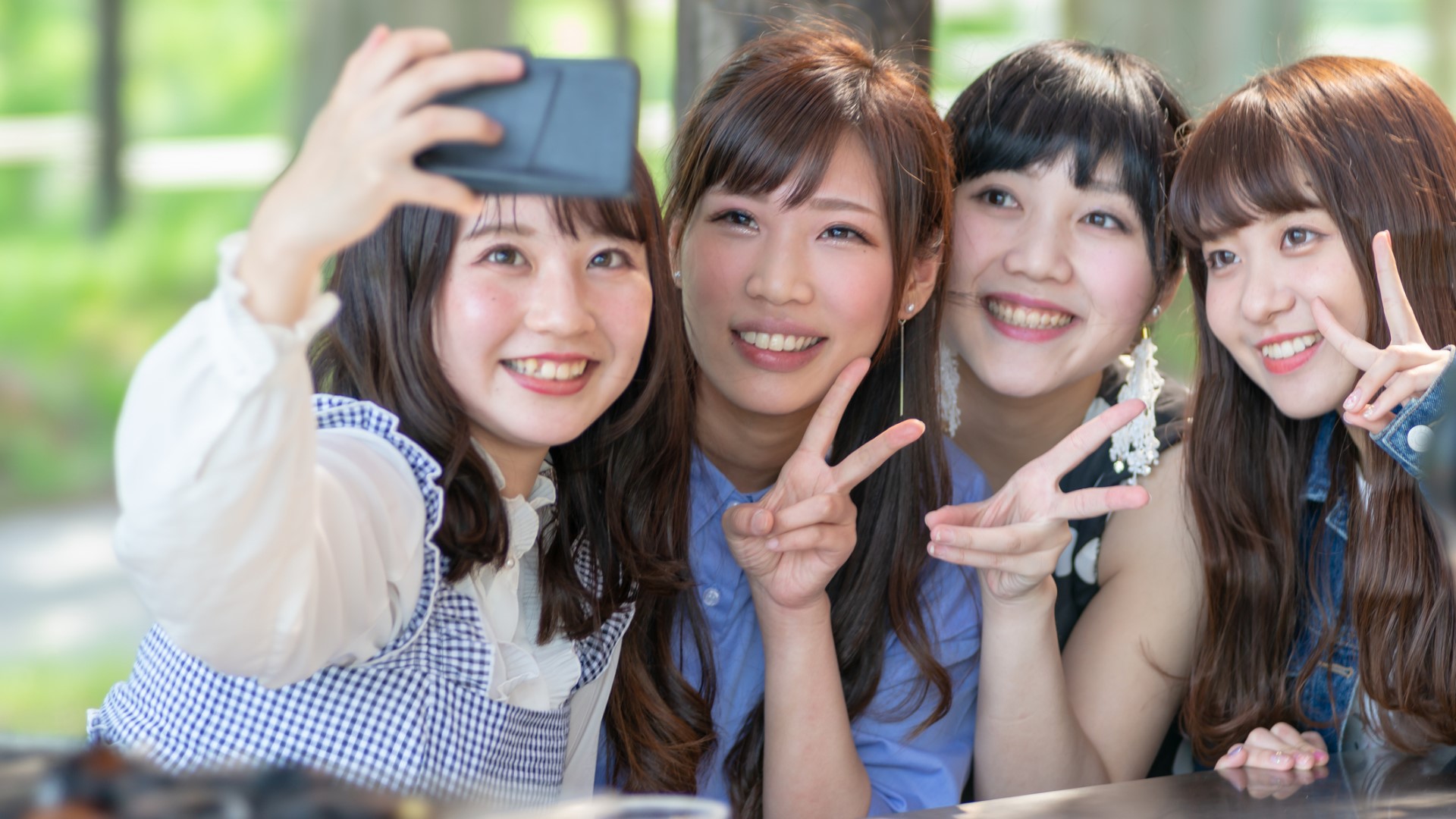 Podobným kratochvílím se úzkostní Japonci jen tak neoddávají.