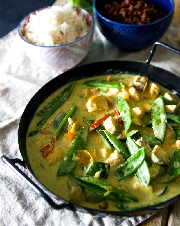 Curry s lososem, kokosovým mlékem a hráškovými lusky  Foto: 