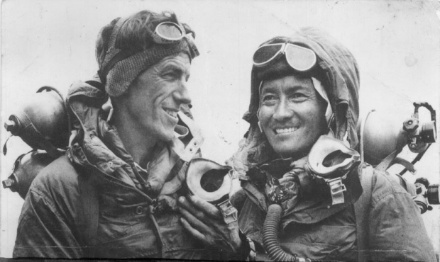 Chybí už jen konspirační teorie, podle níž Hillary a Norgay ve skutečnosti na Everestu nikdy nebyli a všechny fotografie vznikly ve filmovém studiu…  Foto: upload.wikimedia.org