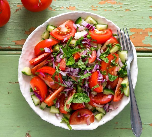 Osvěžující rajčatový salát s mátou  Foto: 