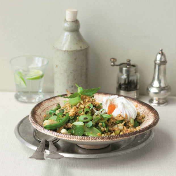 Zeleninový bulgur s mátou a ztraceným vejcem  Foto: Vegetariánská kuchyně pro labužníky