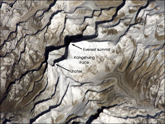 NASA samozřejmě s egocentričností sobě vlastní vyfotila Everest z vesmíru a všem teď ukazuje, že z *jejího* bejváku vypadá jako nesklizená hromádka mouky.  Foto: eoimages.gsfc.nasa.gov