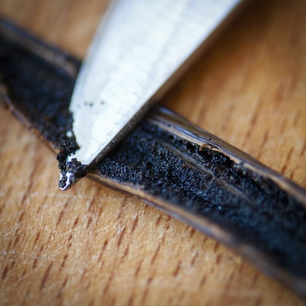 Tobolku vanilky špičkou ostrého nože rozřízněte a vyškrabejte dužinu se semínky Foto: 