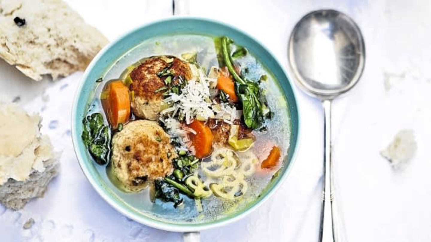 Jarní minestrone s kuřecími kuličkami Jarní minestrone s kuřecími kuličkami