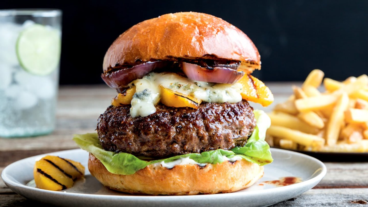 Burgery plněné gorgonzolou s grilovanou nektarinkou Burgery plněné gorgonzolou s grilovanou nektarinkou