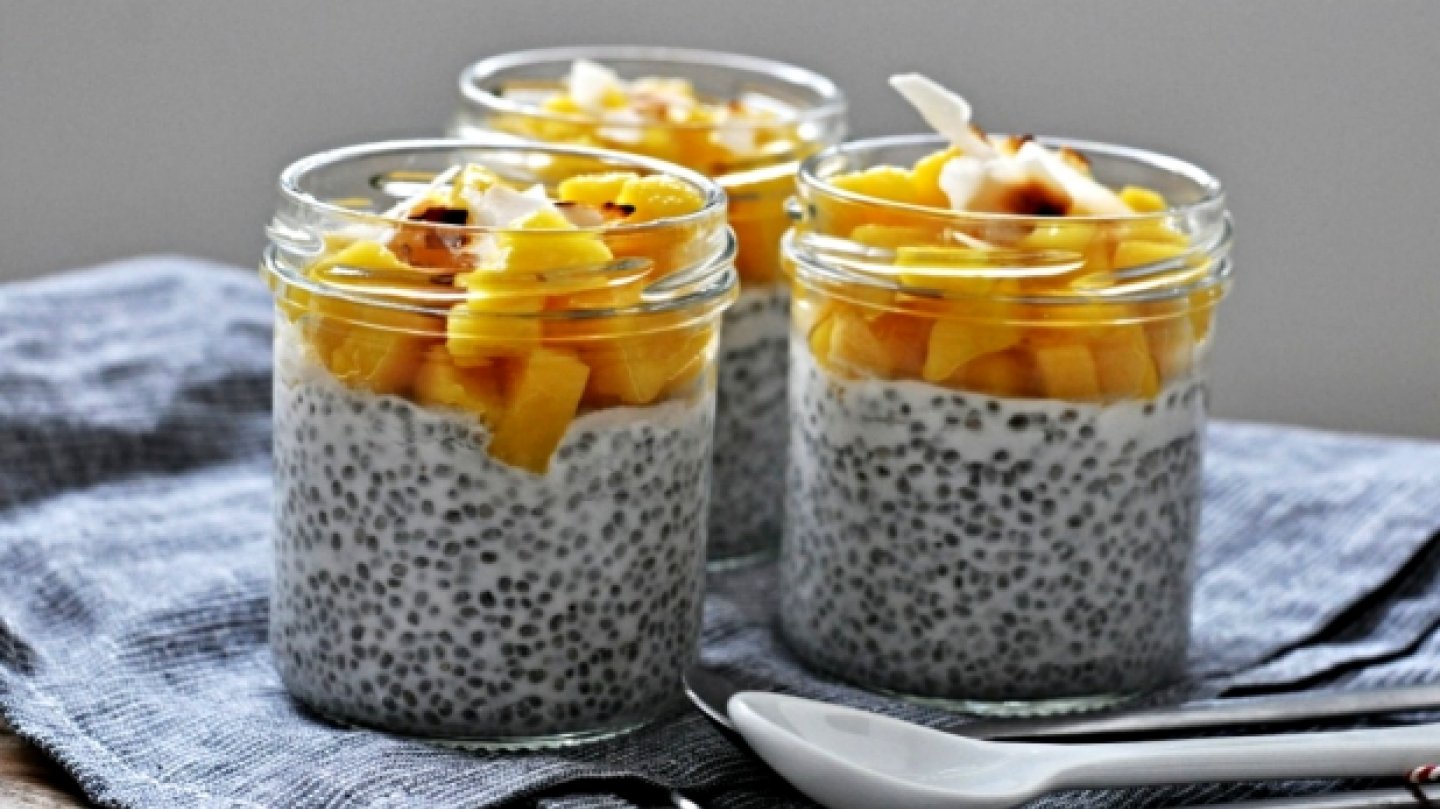 Chia pudink se zralým mangem a restovanými kokosovými lupínky Chia pudink se zralým mangem a restovanými kokosovými lupínky