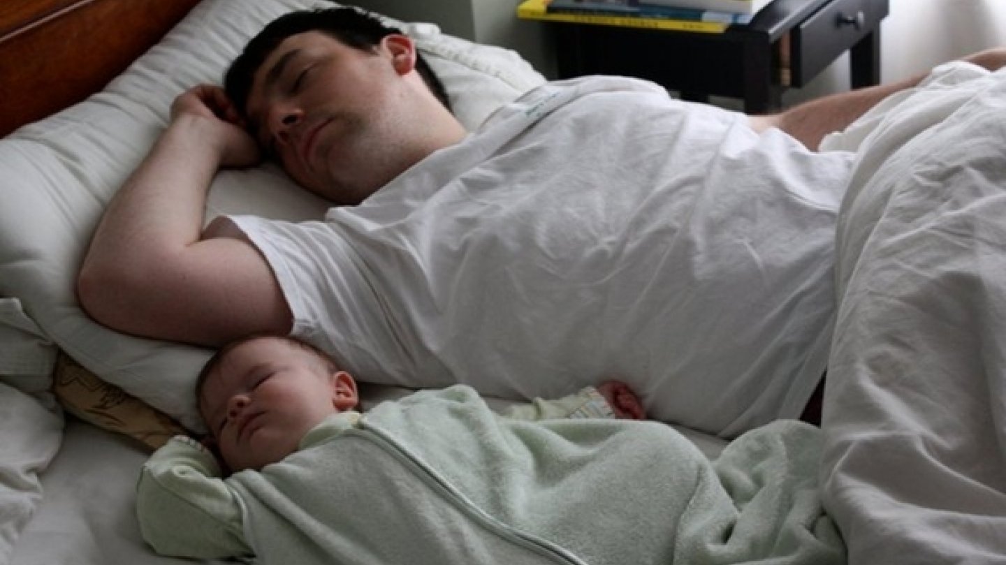 Отец усыпляет дочь. Сонный ребенок. Спящий папа и малыш.