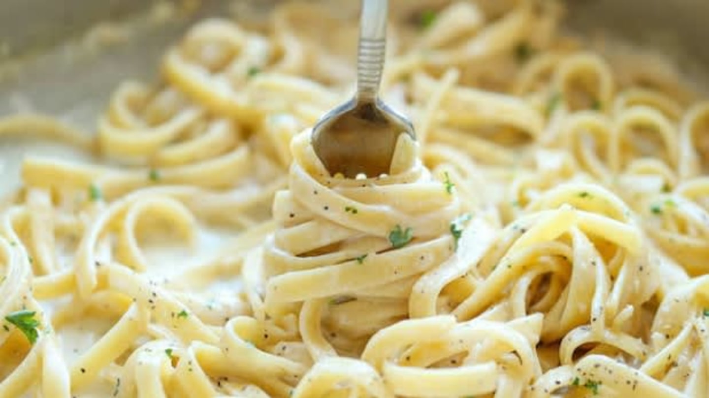 Fettuccine s česnekovo-parmazánovou omáčkou z jedné pánve Fettuccine s česnekovo-parmazánovou omáčkou z jedné pánve