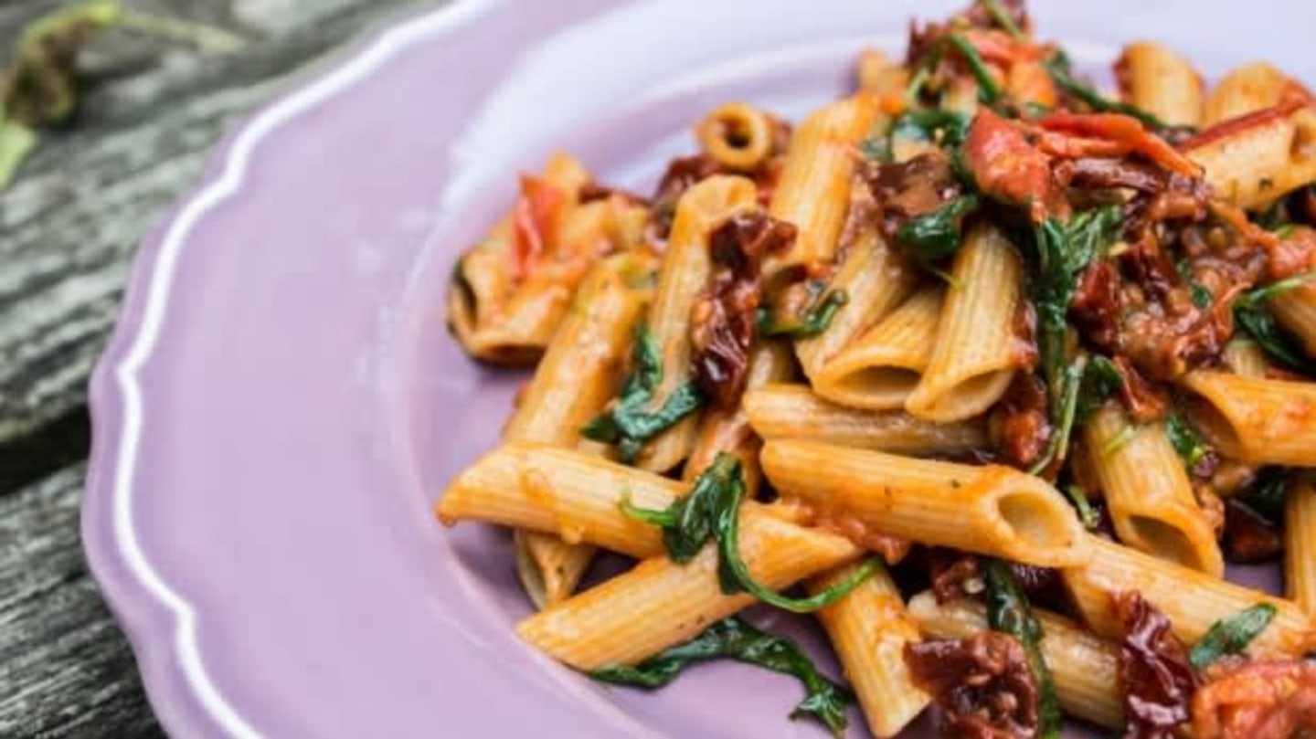 Penne se sušenými rajčaty, rukolou a česnekem Penne se sušenými rajčaty, rukolou a česnekem
