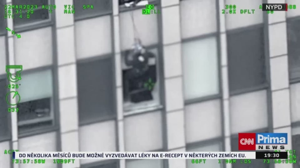 Muž chtěl skočit z mrakodrapu