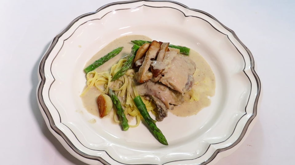 Poularde de Bresse a la creme s chřestem