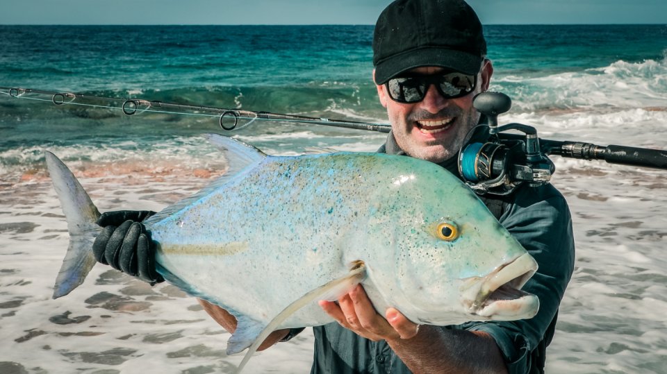 Zkušený rybář má ve Francouzské Polynésii políčeno na kranase obrovského