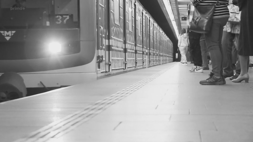 Pád ženy pod metro