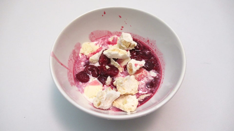 Vanilková zmrzlina s horkou třešňovo-višňovou omáčkou, meringue