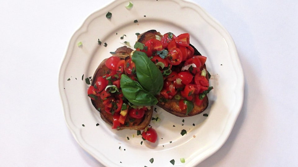 Bruschetta s rajčaty a bazalkou