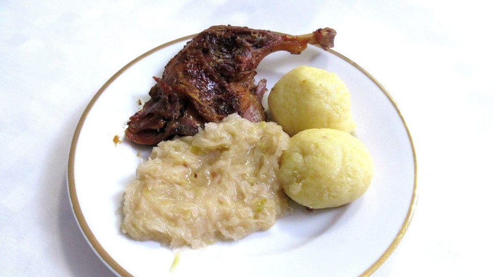 Kysané zelí, kačení stehna a plněné bramborové knedlíky