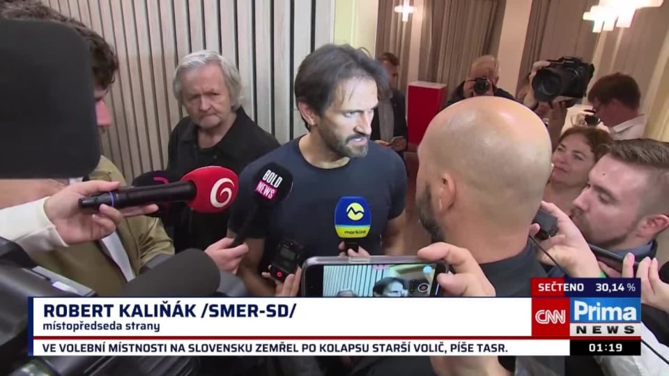 Robert Kaliňák se ptal novinářů ve štábu Smeru, zda něco nepotřebují