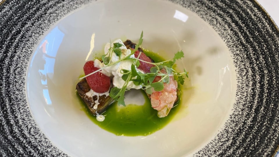 Melanzana grigliata con gamberi rossi crudi
