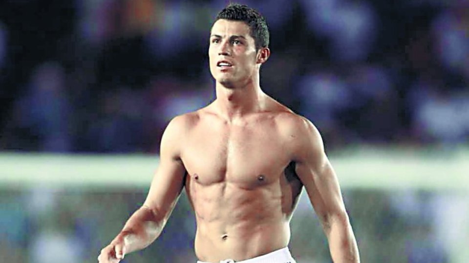 Cristiano Ronaldo (Portugalsko). Co by to bylo za seznam nejvíc sexy fotbalistů, kdyby se v něm neobjevil CR7. Ať už ho máte rádi, nebo ne, je to prostě hezoun. Cristiano Ronaldo (Portugalsko). Co by to bylo za seznam nejvíc sexy fotbalistů, kdyby se v něm neobjevil CR7. Ať už ho máte rádi, nebo ne, je to prostě hezoun.