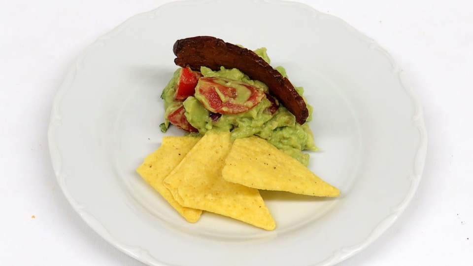 Mexické guacamole s uzeným tempehem a tortilla chipsy