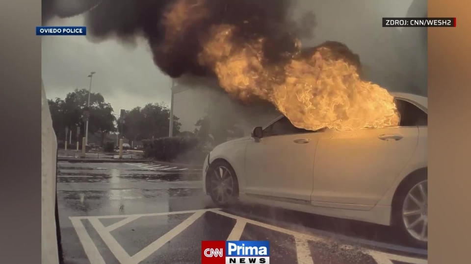 VIDEO: Děti bojovaly o život v hořícím autě, jejich matka mezitím kradla v obchodě