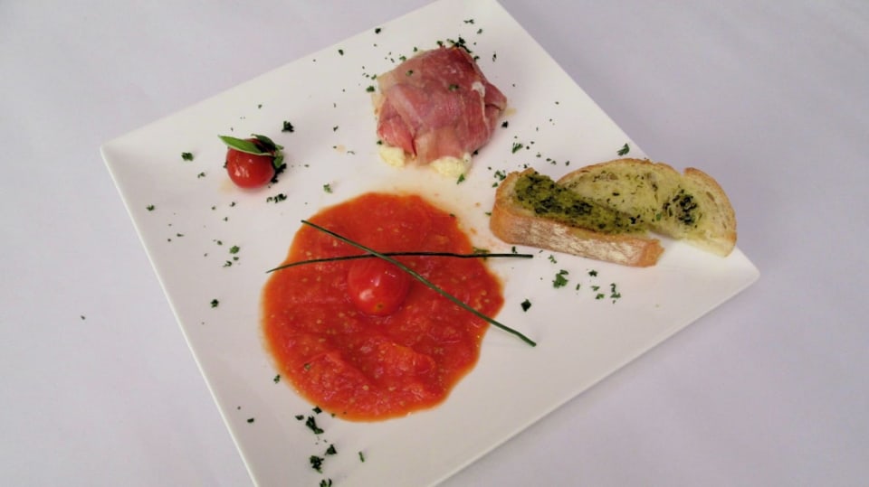 Zapečená mozzarella ve schwarzwaldské šunce s omáčkou z rajčátek a rozpečenou bagetkou