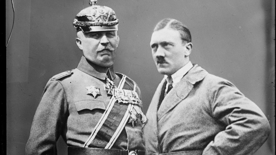 Hitler se z mladíka, který se potloukal po Vídni, stal brzy agitátorem na vysoké úrovni. Pak už jen sbíral hlasy a podporu, která ho vyšvihla až do kancléřského křesla. Jaké bylo tajemství Hitlerovy moci?