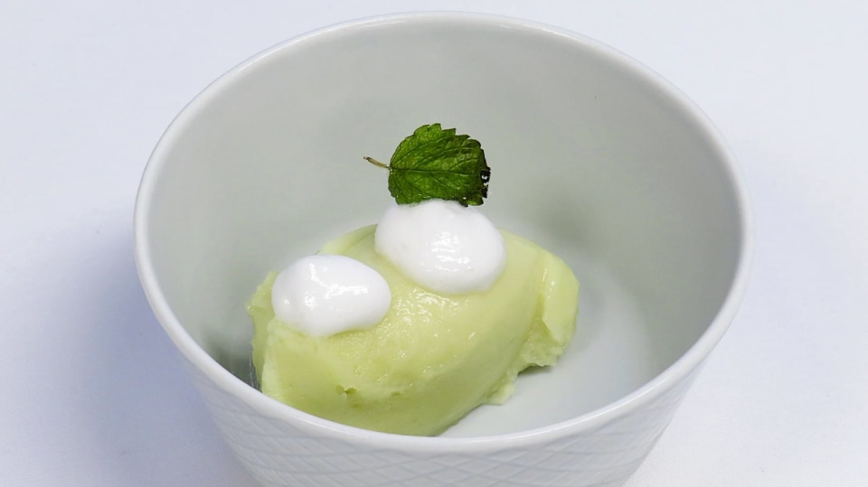 Limetkovo-meduňkový sorbet s bezovou pěnou a mandlovým crumblem