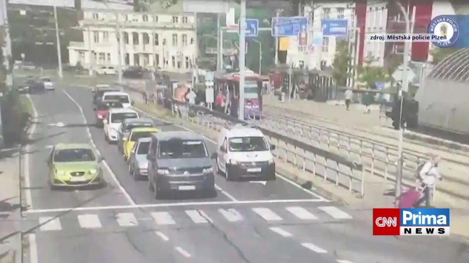 VIDEO: Děsivá srážka v Plzni. Cyklista jel na červenou po nárazu přeletěl přes kapotu auta