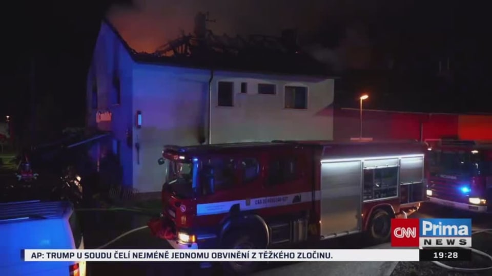 Milionové škody napáchal noční požár rodinného domu v olomouckých Chvalkovicích