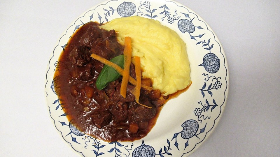 Hovězí po burgundsku s kaší