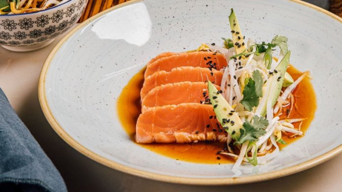 Tataki z lososa s avokádem, bílou ředkví a salátem z pšeničných nudlí s koriandrem Tataki z lososa s avokádem, bílou ředkví a salátem z pšeničných nudlí s koriandrem