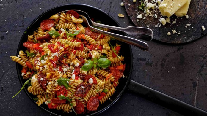 Těstovinový salát à la antipasto Těstovinový salát à la antipasto
