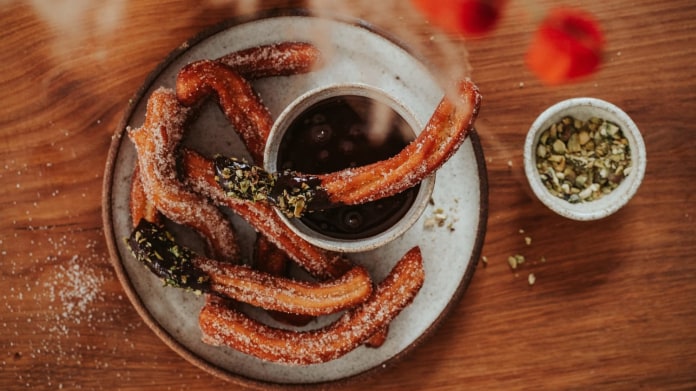 Hříšně dobré smažené churros s čokoládou a pistáciemi Hříšně dobré smažené churros s čokoládou a pistáciemi