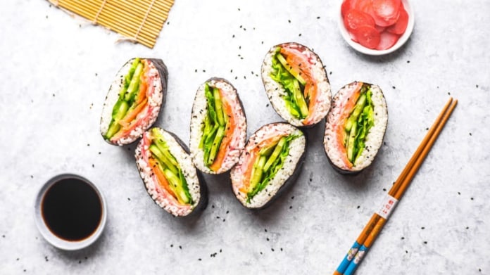 Japonské sendviče onigirazu a nakládané ředkvičky Japonské sendviče onigirazu a nakládané ředkvičky