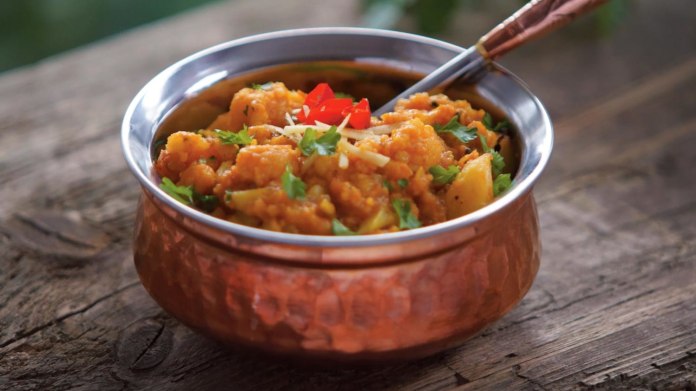 Brambory s květákem – Aloo ghobi Brambory s květákem – Aloo ghobi