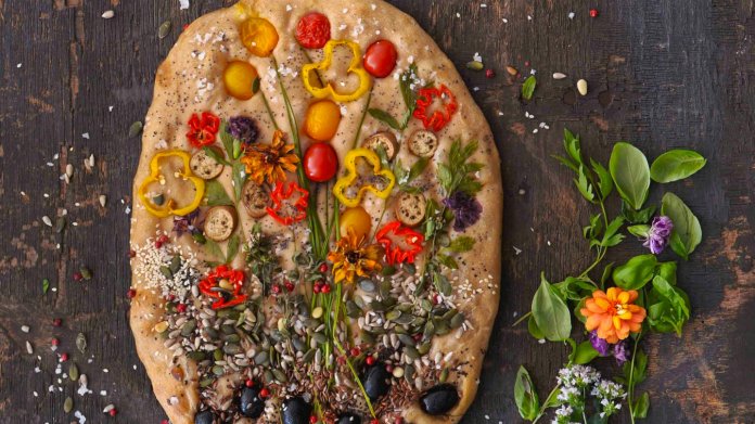 Focaccia – nadýchaná chlebová placka zdobená jako jedlá zahrádka Focaccia – nadýchaná chlebová placka zdobená jako jedlá zahrádka