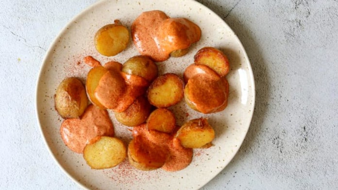 Patatas Bravas – španělské pečené brambory s uzenou majonézou Patatas Bravas – španělské pečené brambory s uzenou majonézou