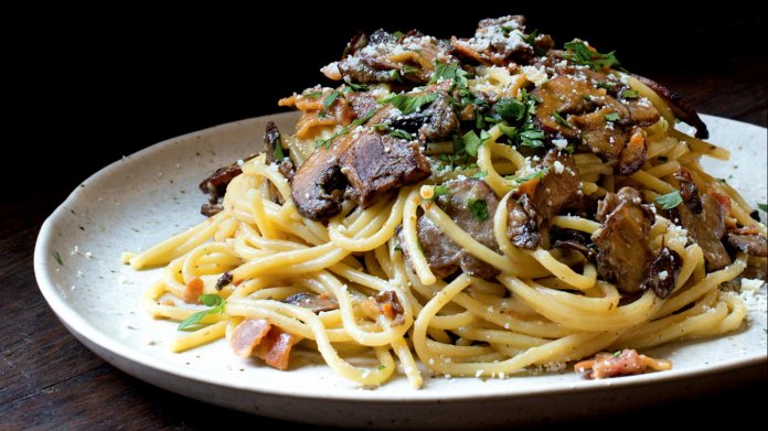 Špagety alla carbonara s hříbky Špagety alla carbonara s hříbky