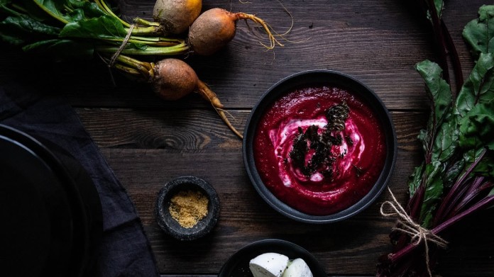 Řepová polévka s mozzarellou Řepová polévka s mozzarellou