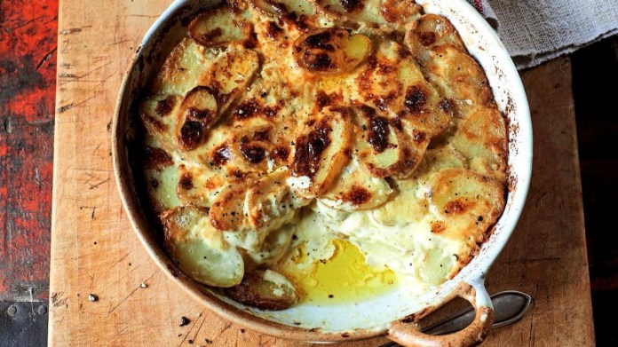 Gratin Dauphinois – brambory zapečené se smetanou Gratin Dauphinois – brambory zapečené se smetanou