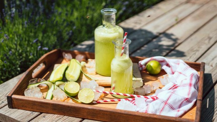 Osvěžující okurková limonáda s limetou Osvěžující okurková limonáda s limetou