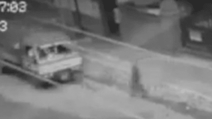 Kamera zachytila ducha přecházejícího přes ulici Kamera zachytila ducha přecházejícího přes ulici